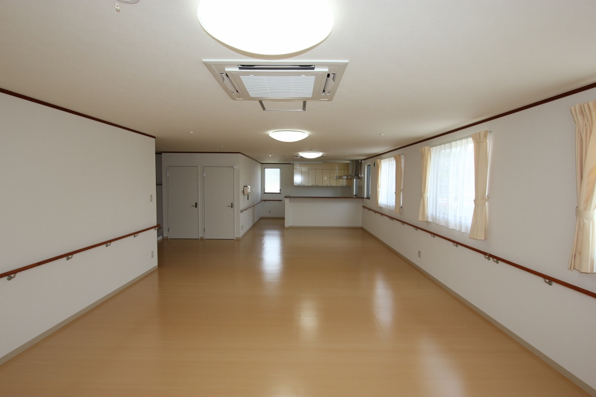 リビング兼食堂 (1200x800)